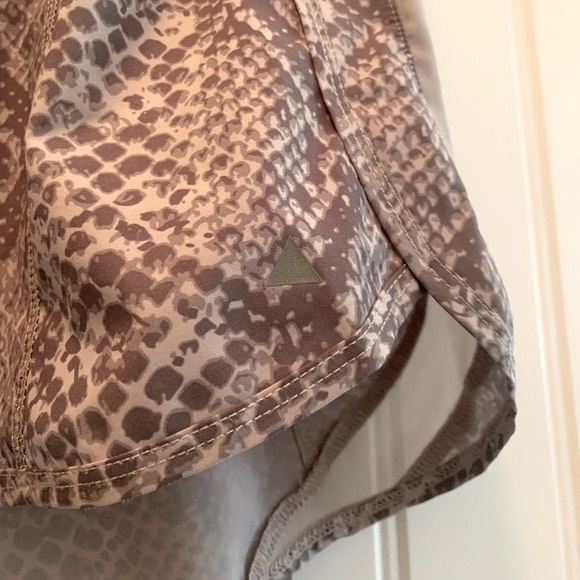 New! Balance Athletica Women’s “the Breeze” Running shorts Med Boa Lululemon - Picture 4 of 7